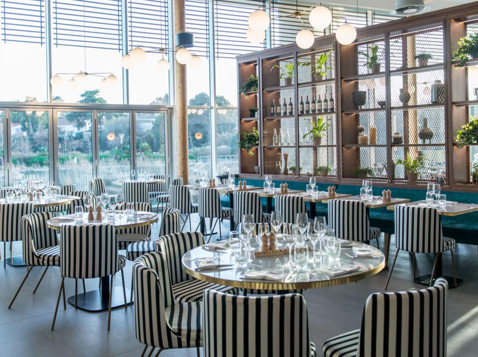 restaurant le trèfle pornic sièges rayures noir et blanc